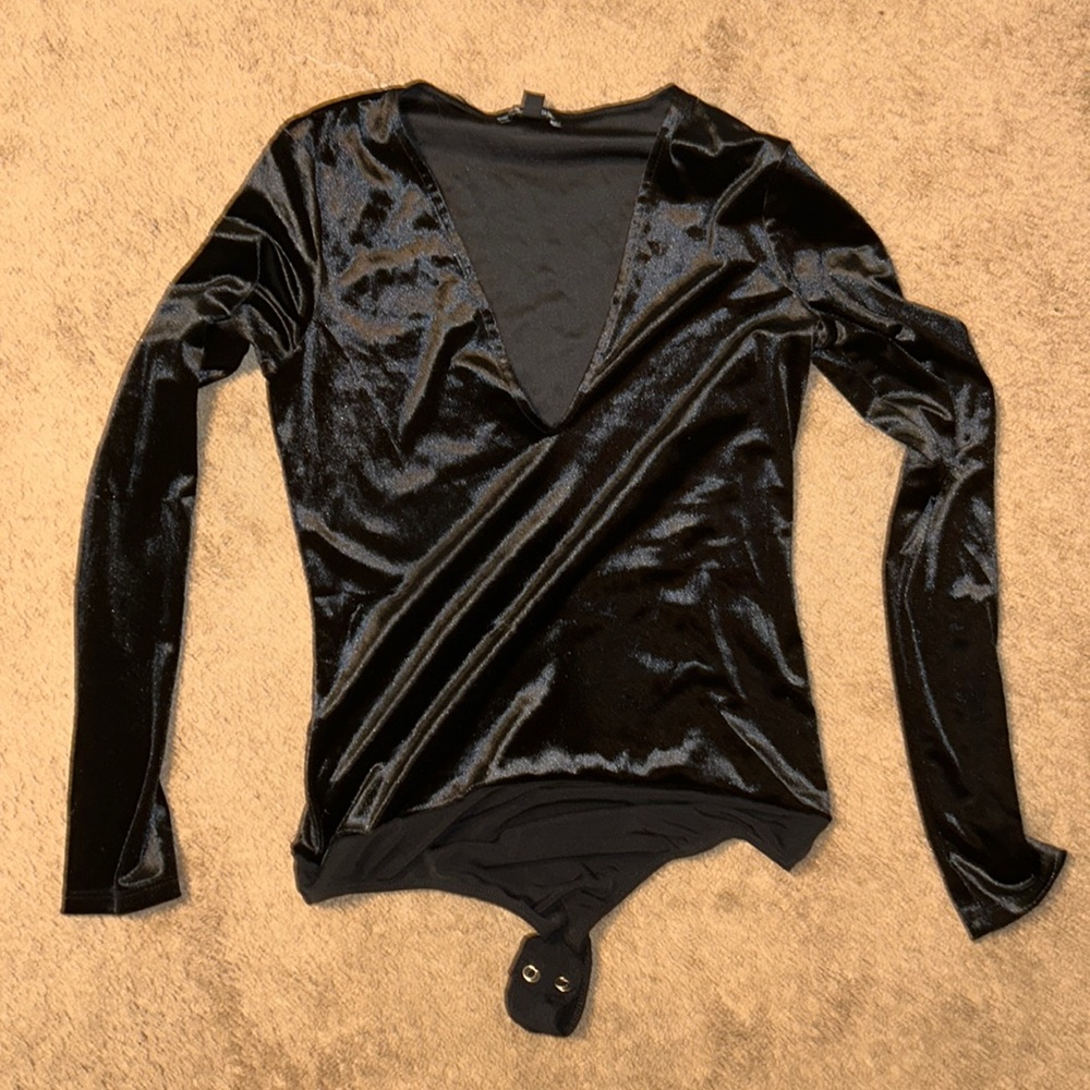 Express black velvet bodysuit. Size: small